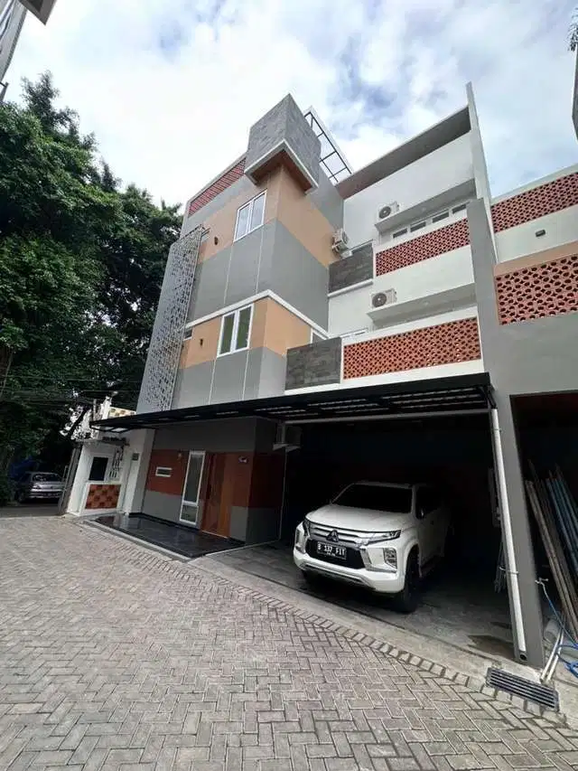 Rumah baru siap Huni Jagakarsa,banyak bonusnya dan private rooftop