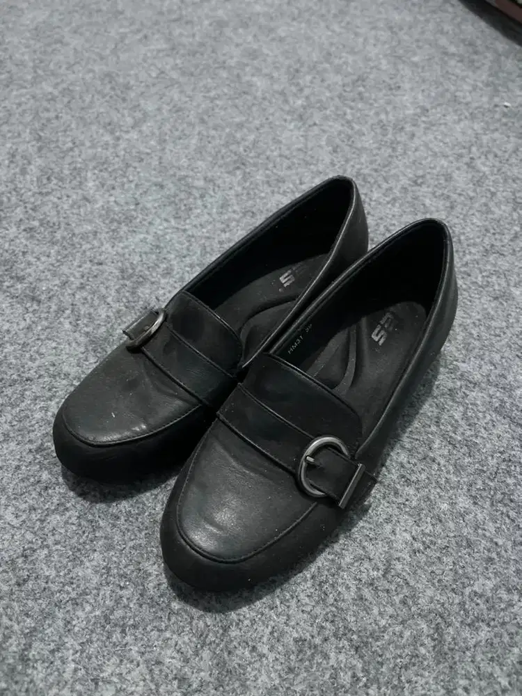 Pantofel bekas wanita