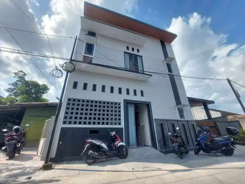 Kos Baru Mewah 3 lantai Kawasan Kampus UNS 15 KT