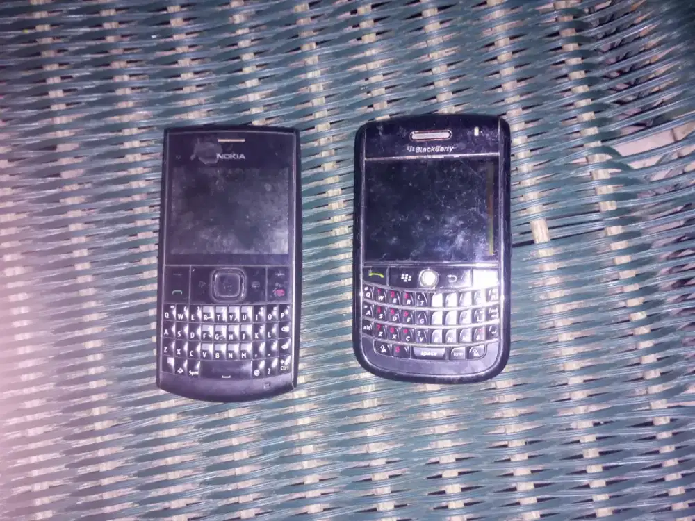 Paket Blackberry 9630 dan Nokia Blackberrry X2