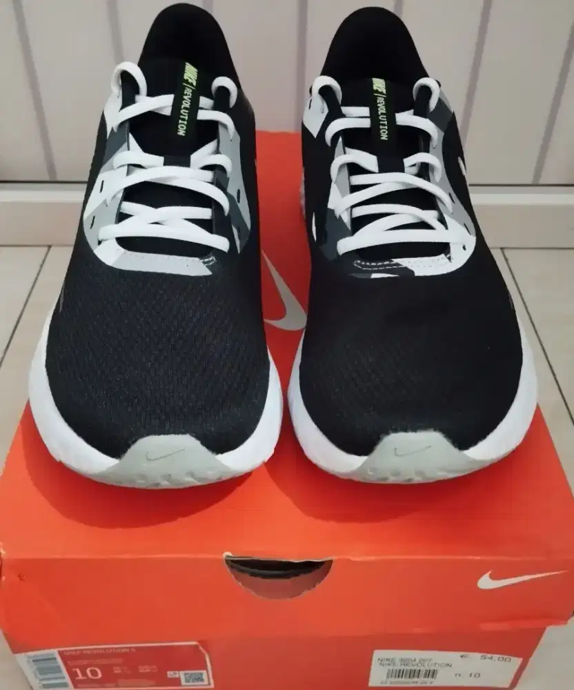 Sepatu Nike Revolution 5