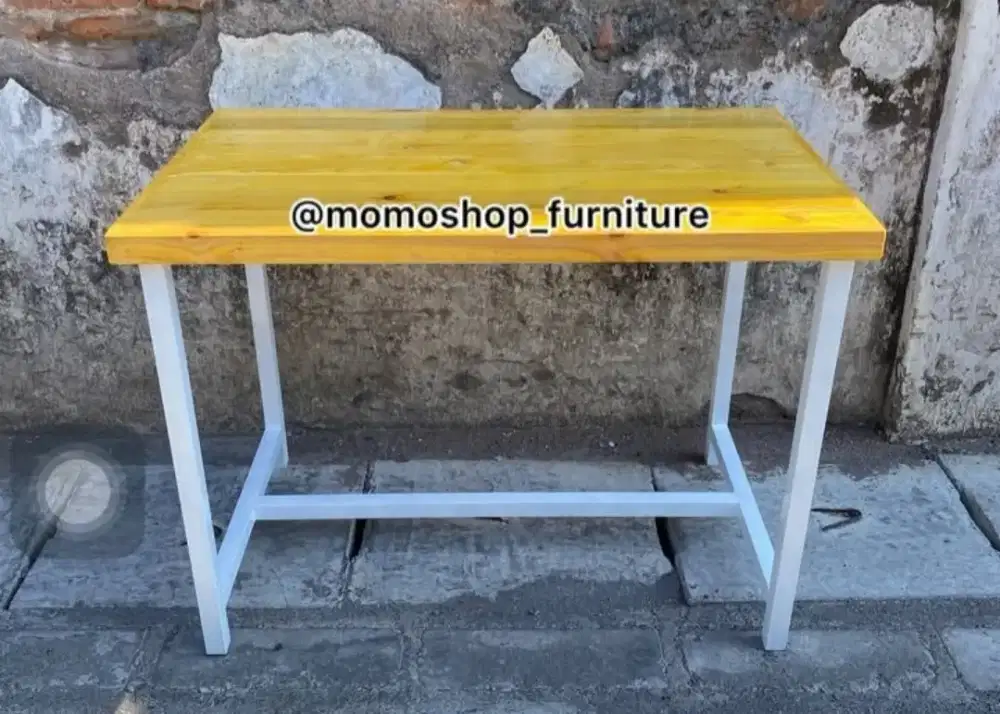 Meja belajar minimalis