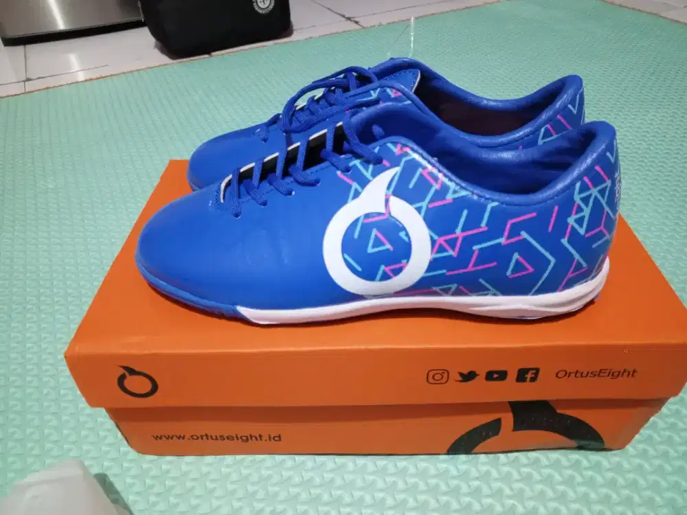 Sepatu futsal ortuseight