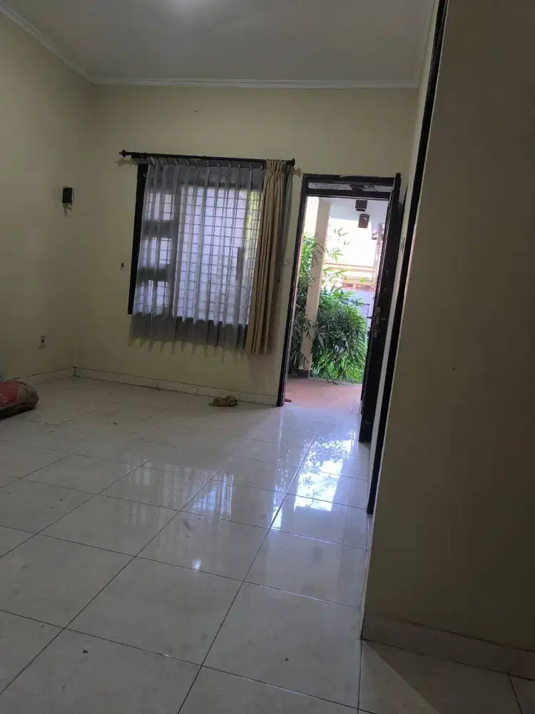 Rumah Taman Holis Indah Disewa Kosong Siap Huni