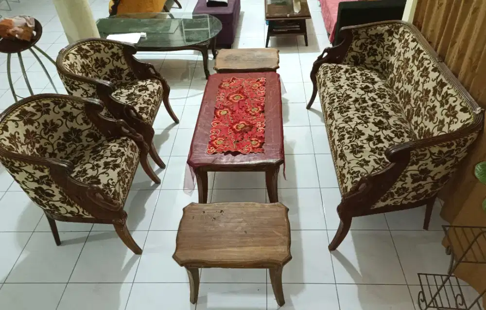 Satu Set Kursi Tamu Kayu Jati