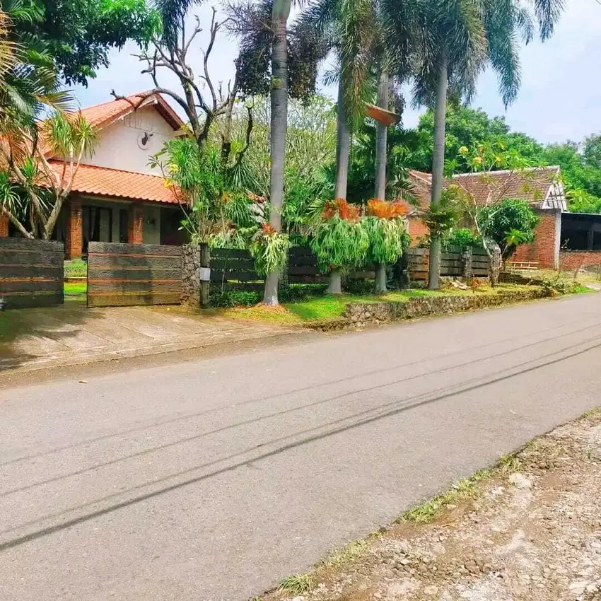 Rumah Mewah Klasik Halaman Luas di Grafika Raya Banyumanik Semarang