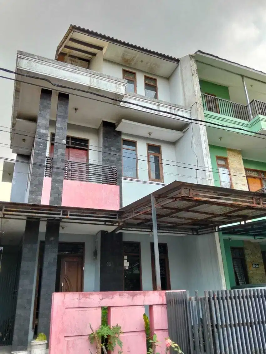 Dijual cepat Rumah Minimalis cantik siap huni, lokasi strategis di kom