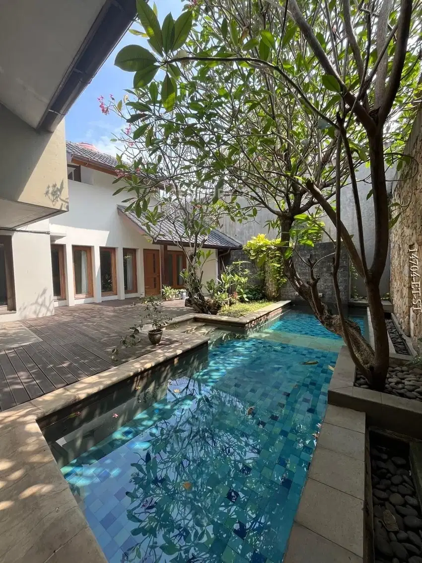 Dijual rumah denga lokasi strategis & depan taman Darmawangsa Jaksel