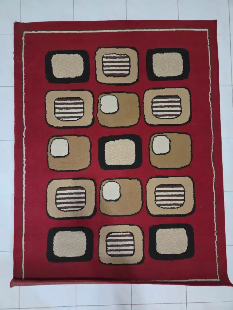 Karpet Merah Motif Persegi