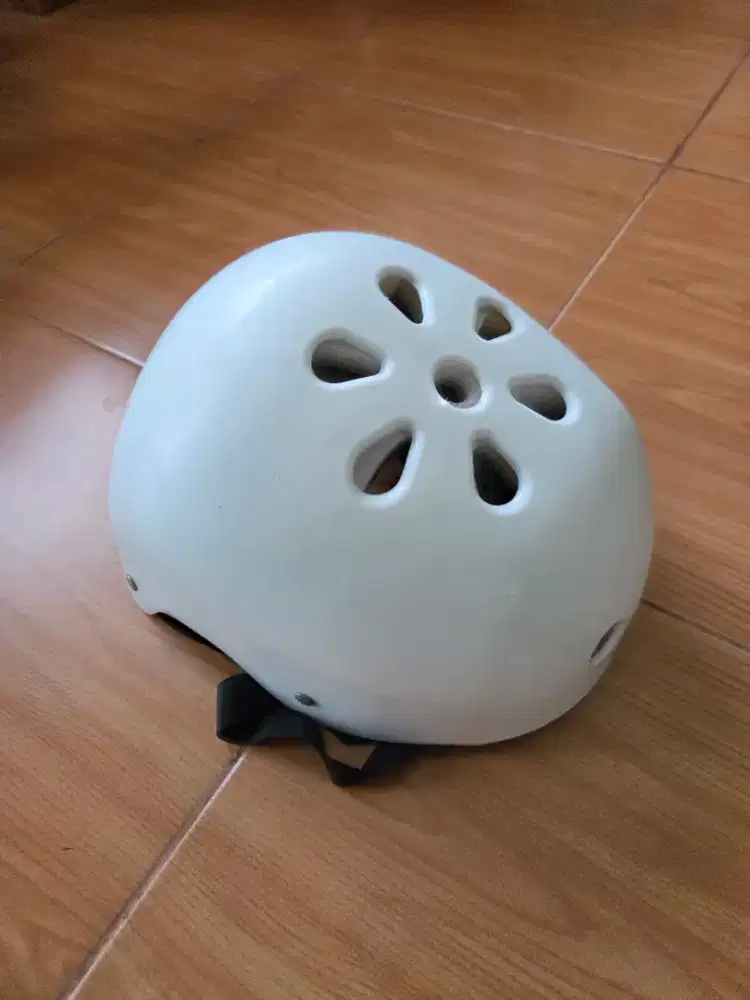 Helm sepeda polos putih