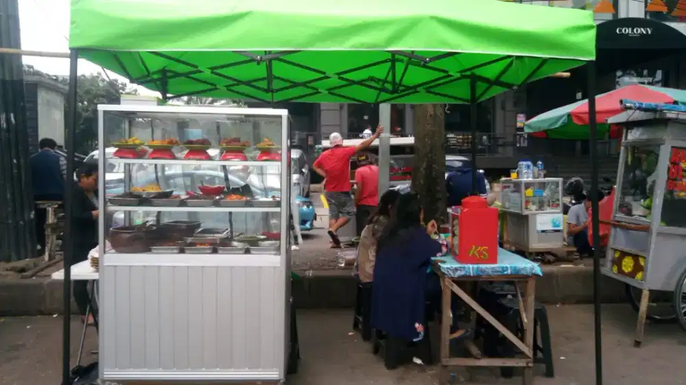 Karyawan Warung Nasi Pinggir Jalan