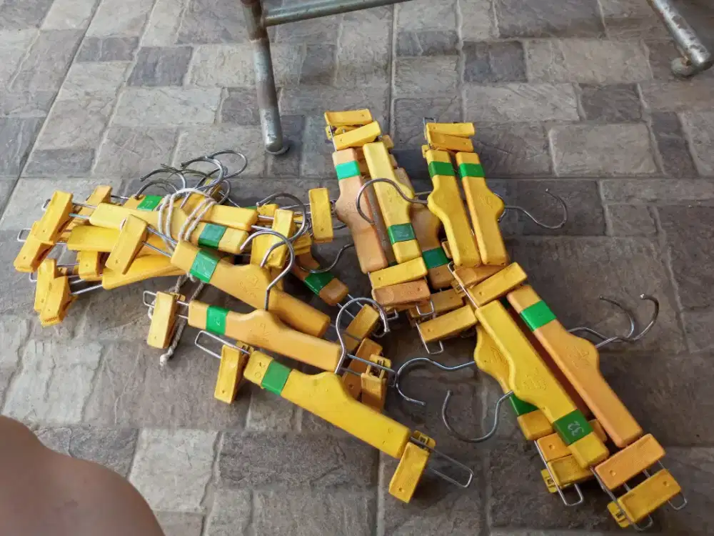 Jepitan celana dijual ada 10 lusin