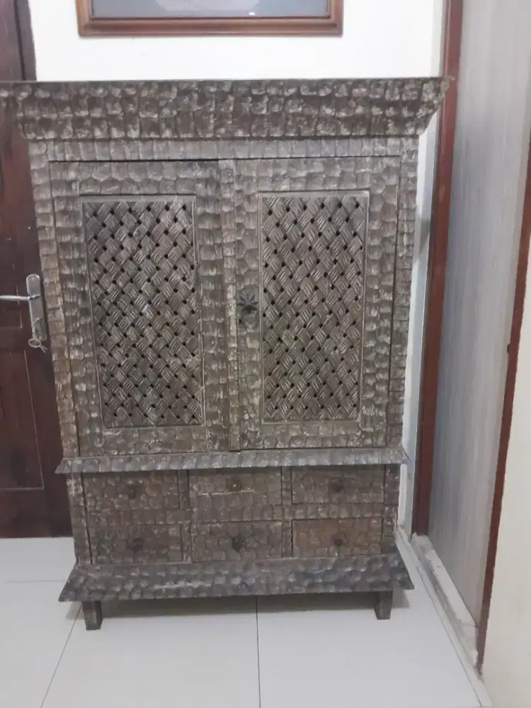 Lemari antik dan langka khusus kolektor