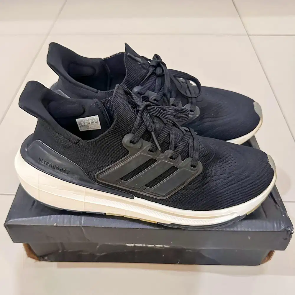 SEPATU ADIDAS ULTRABOOST BLACK WHITE UK 42 PREMIUM