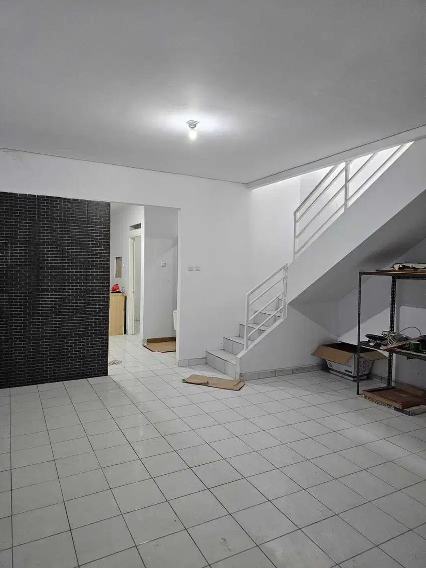 Dijual rumah 2 lt di Taman royal. Cipondoh. Tangerang