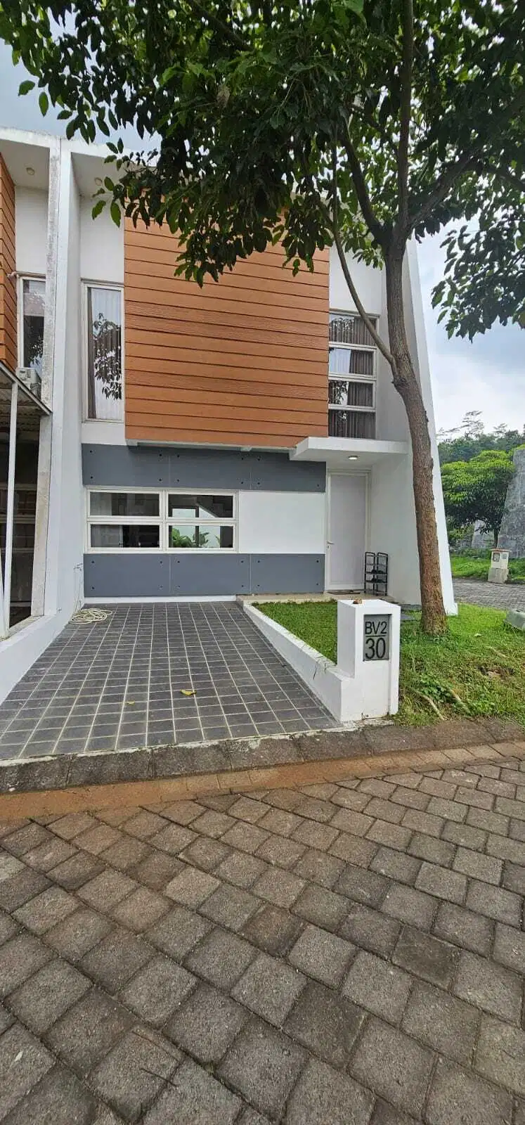 RUMAH UNGARAN ELEGAN MODERN DENGAN SUASANA PEGUNUNGAN