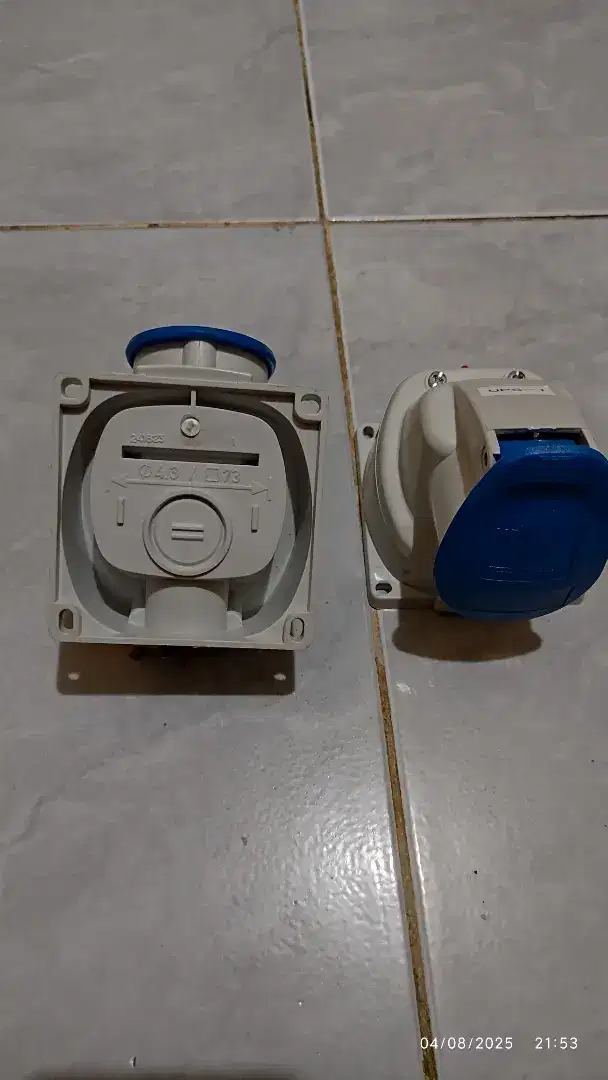 Surface mounting sockets