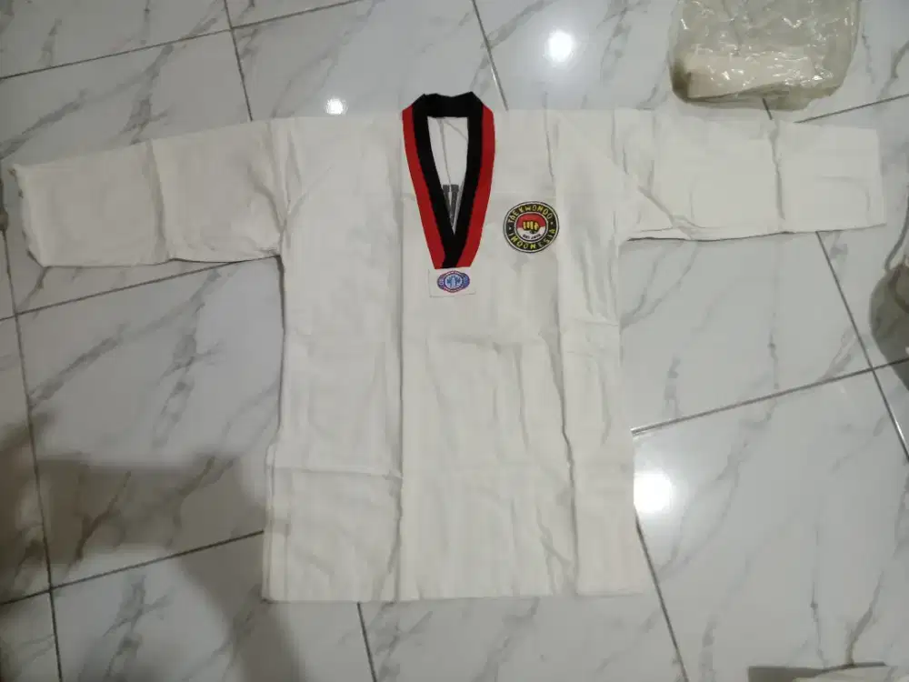 Dijual baju seragam taekwondo kerah merah hitam