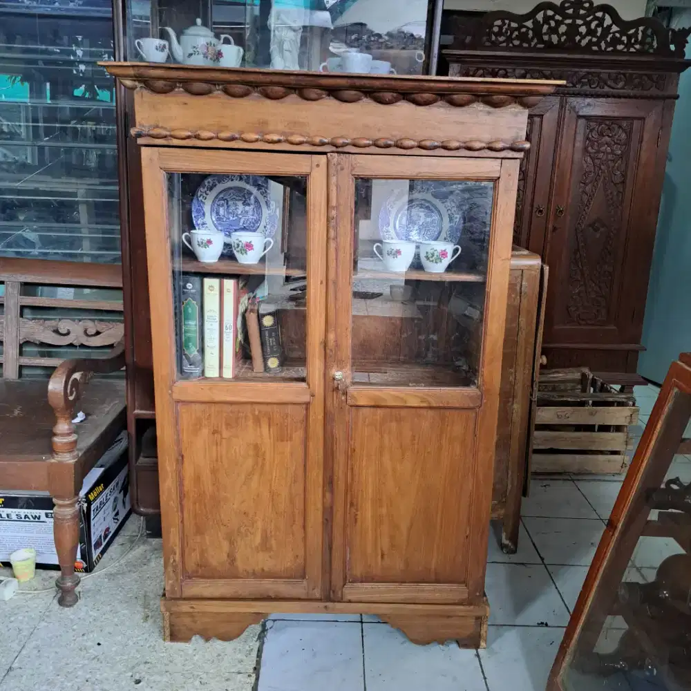 lemari display antik jati tua
cocok untuk buku atau pajangan
