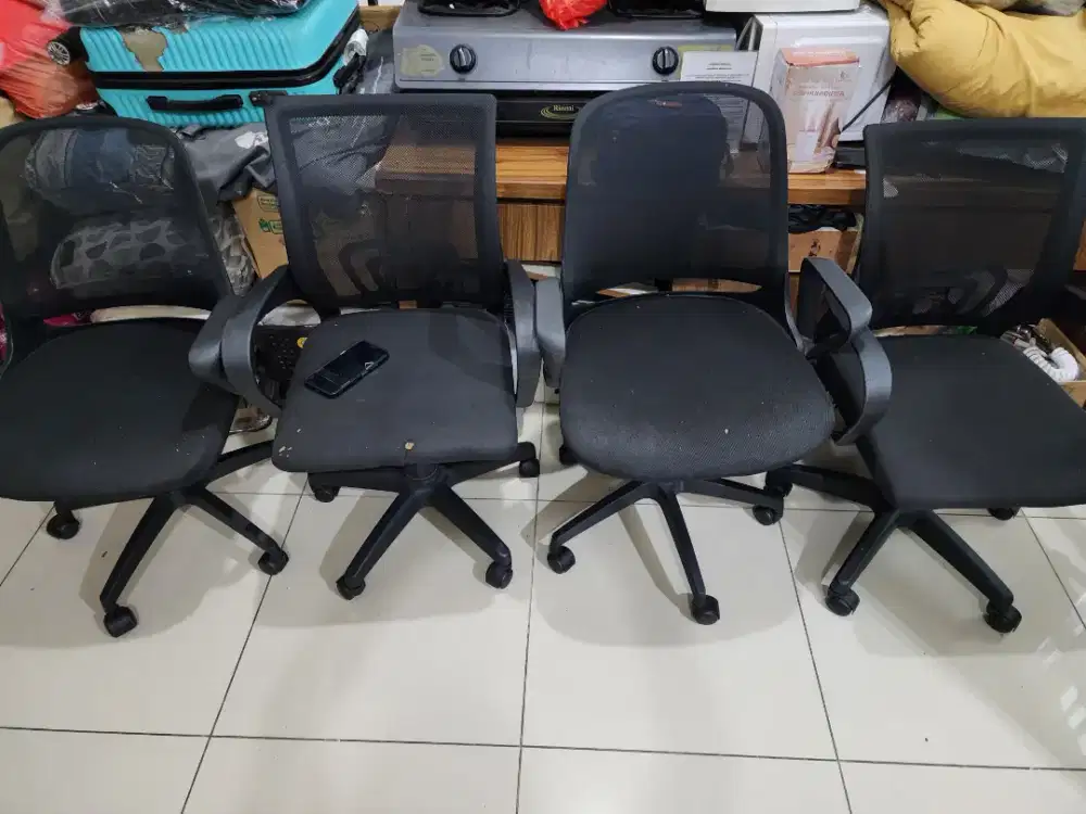 Dijual kursi kantor masih layak pakai