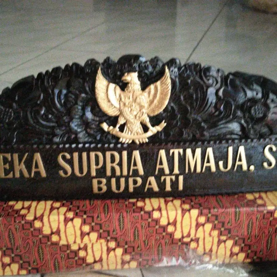 PAPAN NAMA MEJA UKIRAN KAYU