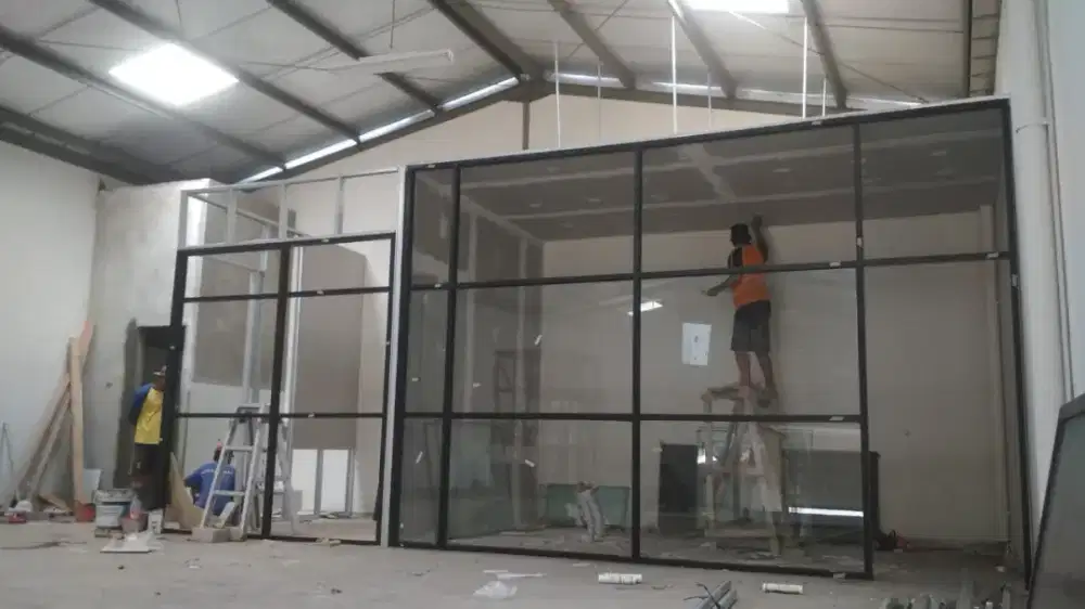 Pemasangan partisi alumunium kaca