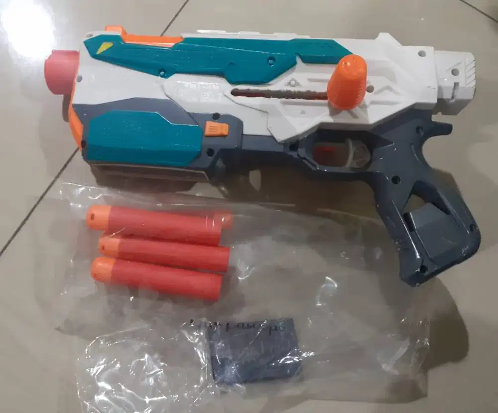 Mainan pistol anak laki laki