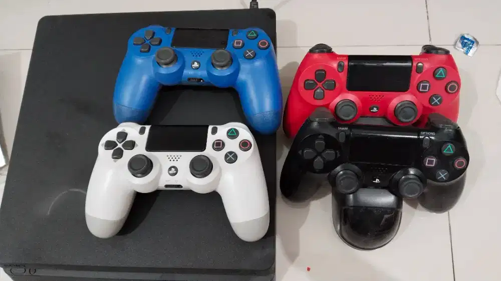Ps 4 1TB free 4 stick