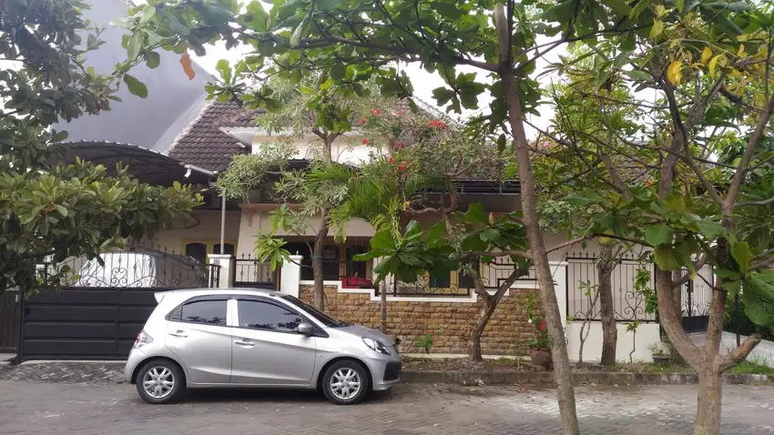 Rumah Permata Safira Adem Hadap Selatan Terawat
