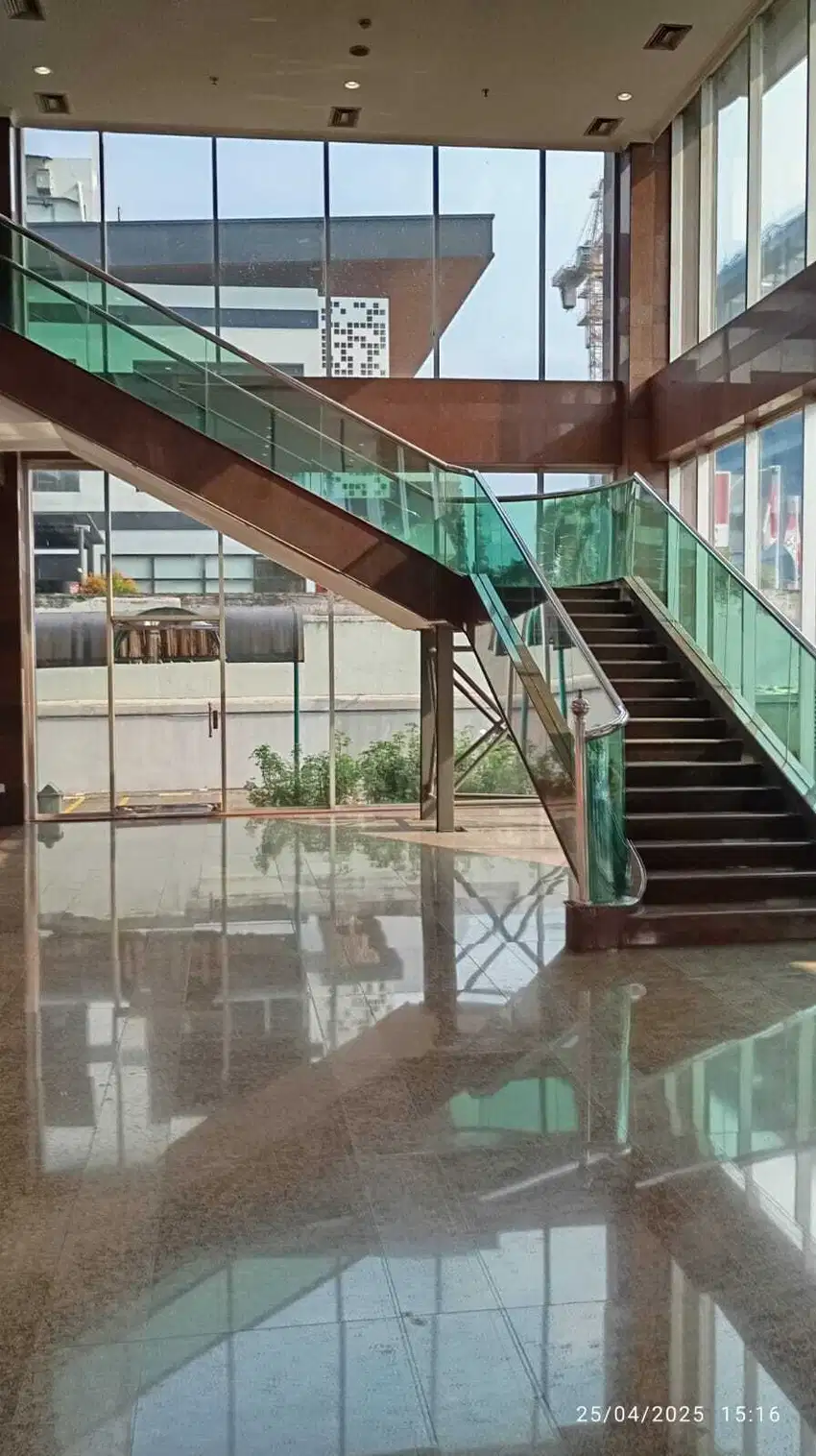 Ruang kantor ukuran 900 m di gedung di kawasan Kemang Jakarta Selatan