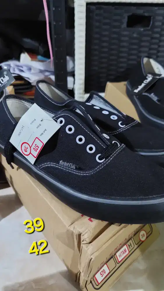 Sepatu anak dewasa