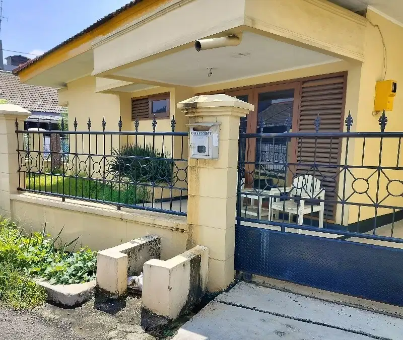 Rumah huk asri 1 lnt lebar 11 meter ngantong Bisa 2 Mobil depan jln