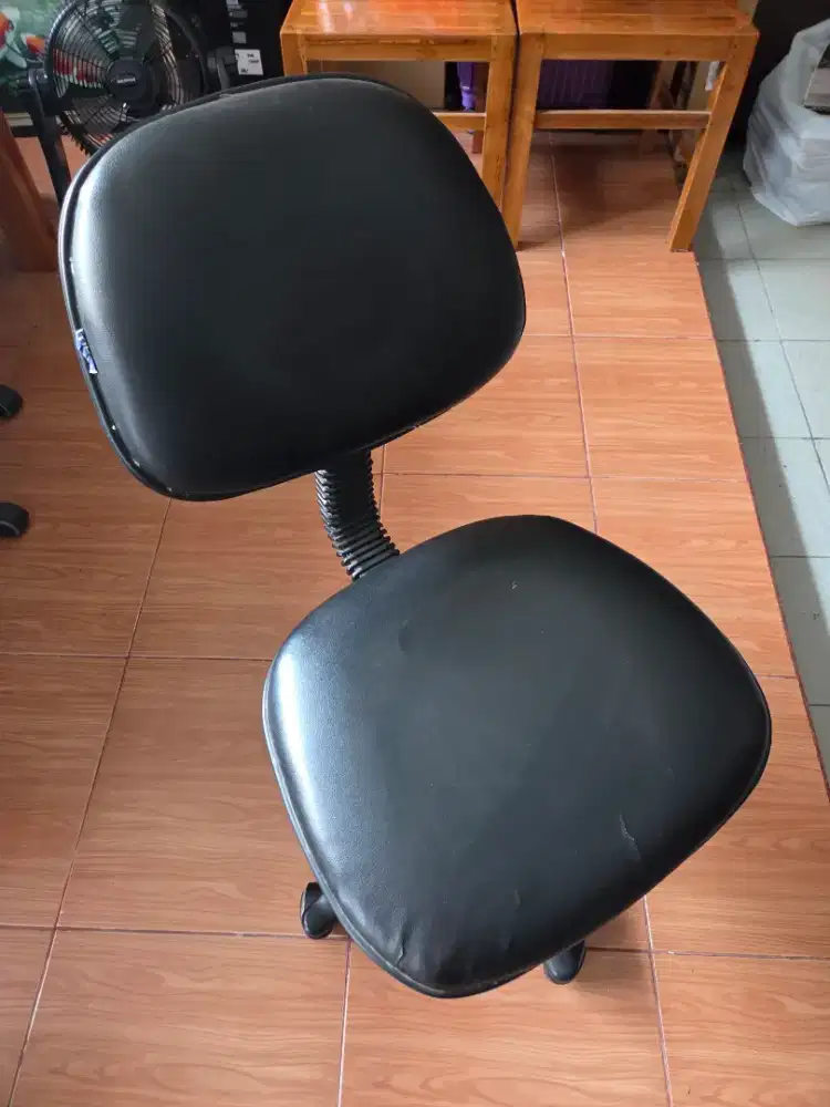 Kursi kantor putar hitam
