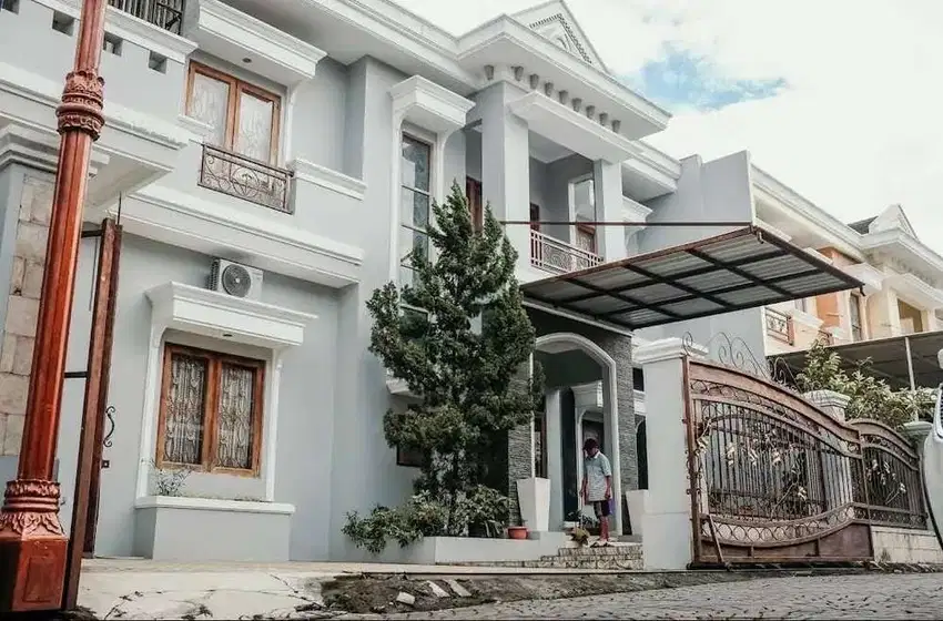 Rumah bagus mewah 2 lantai dalam perumahan elit dekat mirota godean