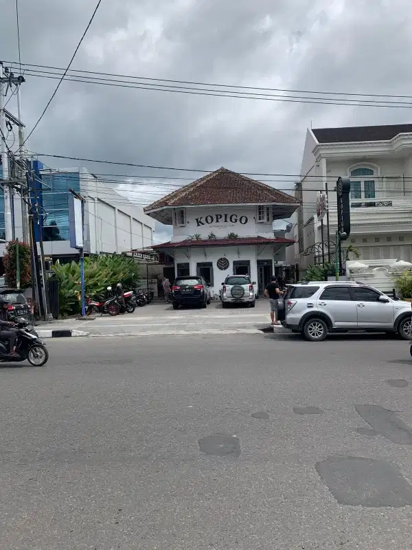 DIJUAL RUMAH  LOKASI PALING STRATEGIS JALAN UTAMA BUKITTINGGI SUMBAR
