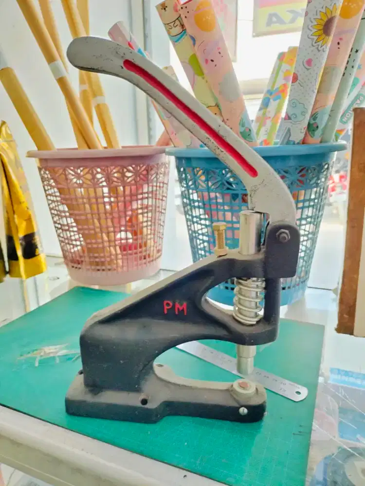 Plong mata ayam banner manual