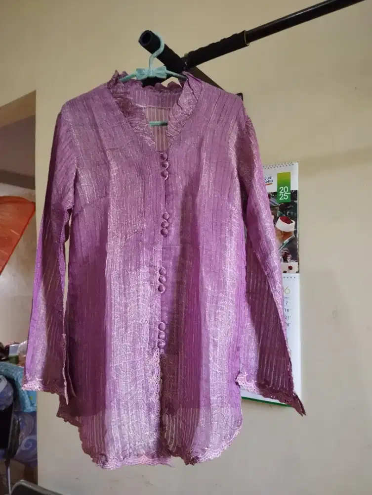 Kebaya model atasan-bawahan