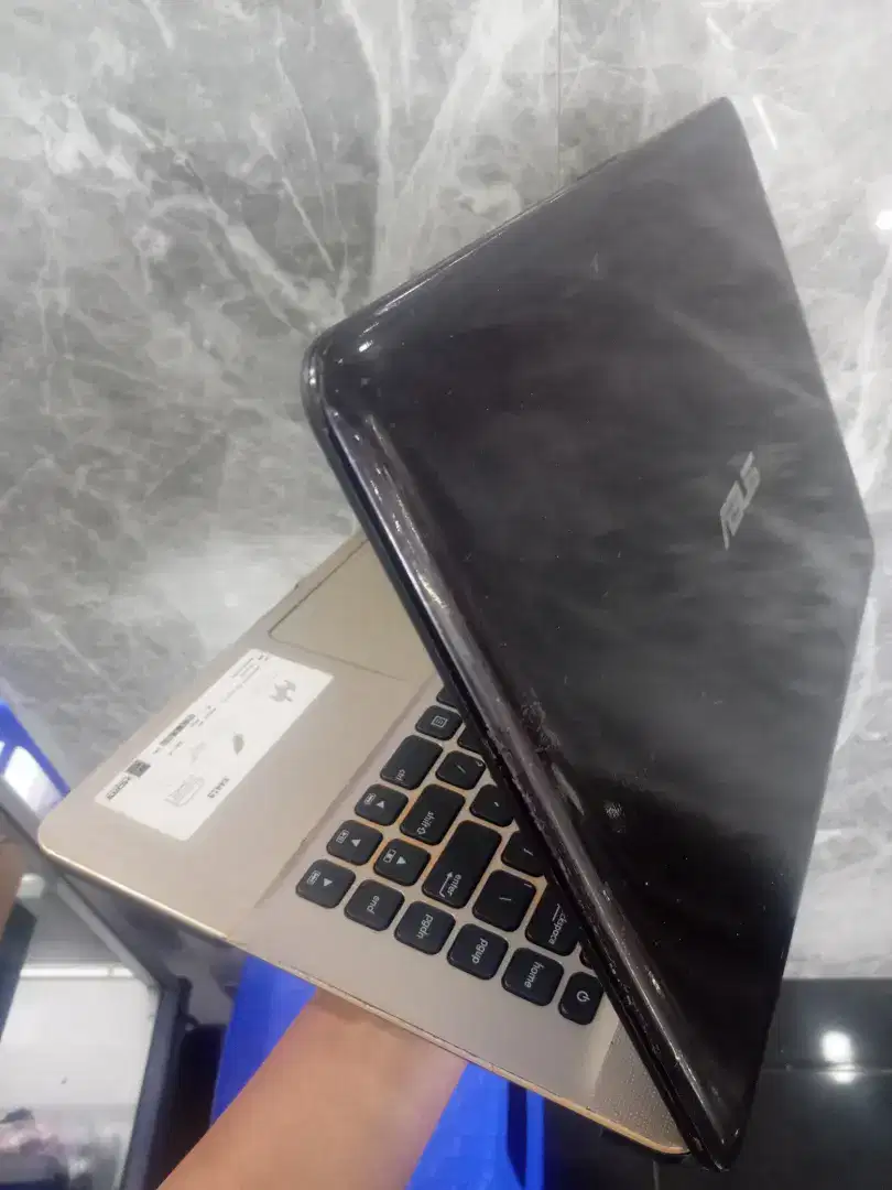 ASUSTek COMPUTER INC