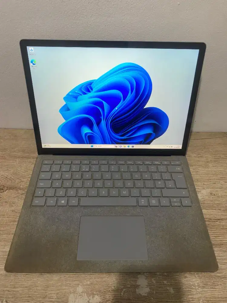 Laptop1 Miscrosoft surface i5 Gen8 8/256GB Toucsreen
