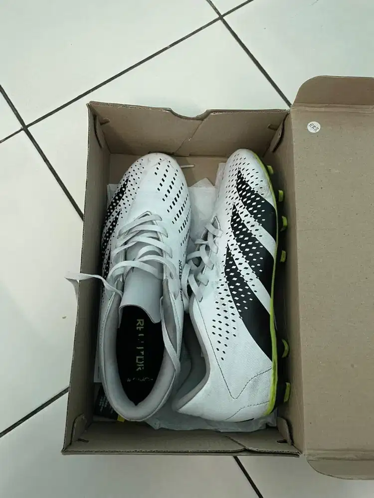Sepatu Bola Adidas