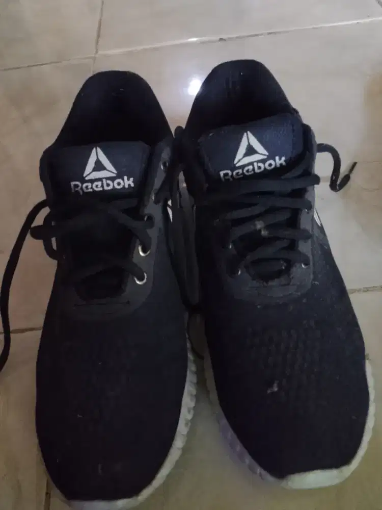 Di jual cepat sepatu olahraga jrng di pakai krn bth uang