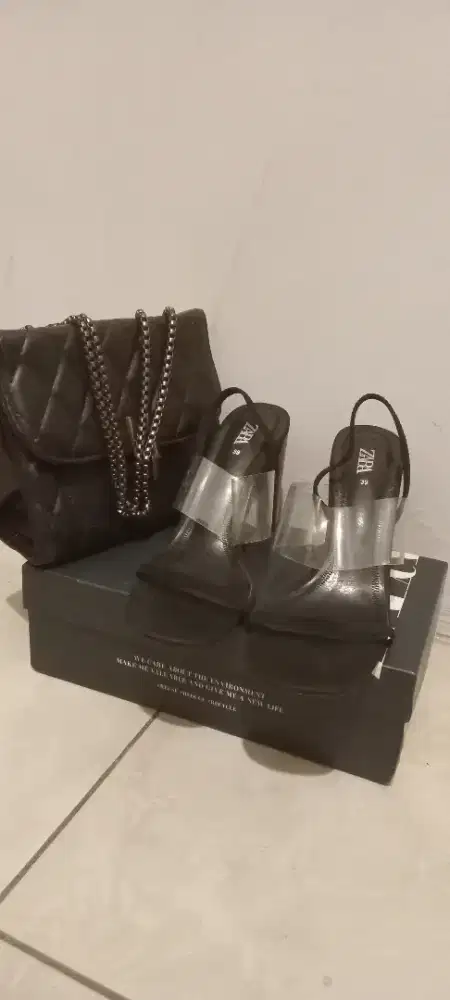 Sepatu hitam dan tas hitam