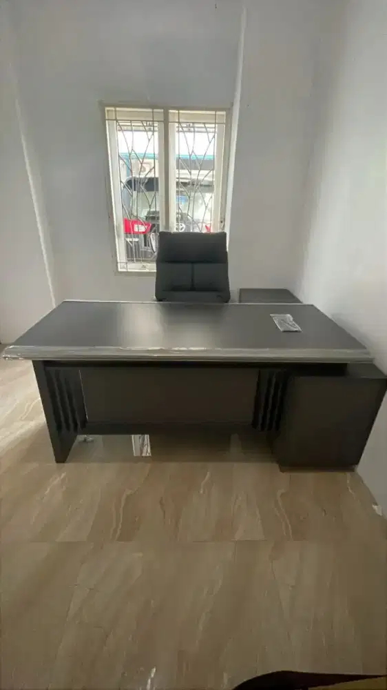 Meja direktur  letter L