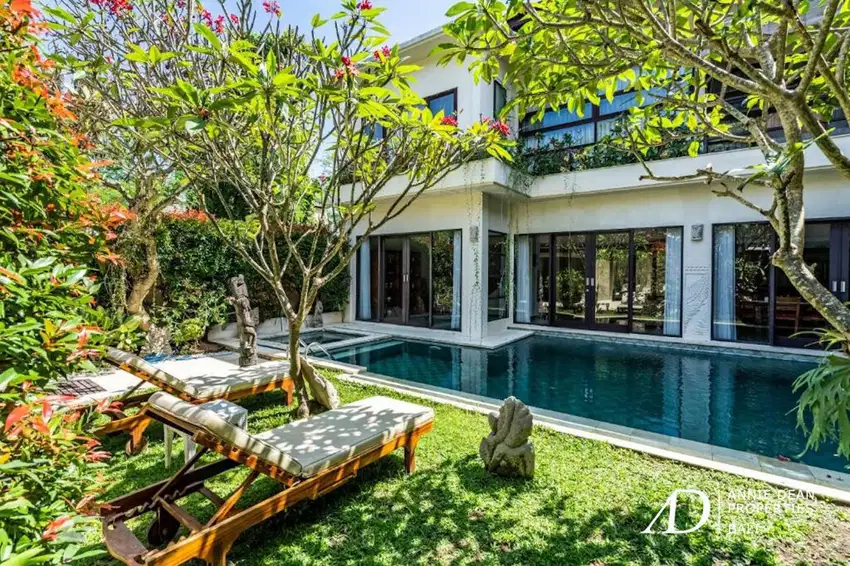 FREEHOLD TROPICAL DESIGN 4-BEDROOM ON THE BEACHSIDE IN SANUR