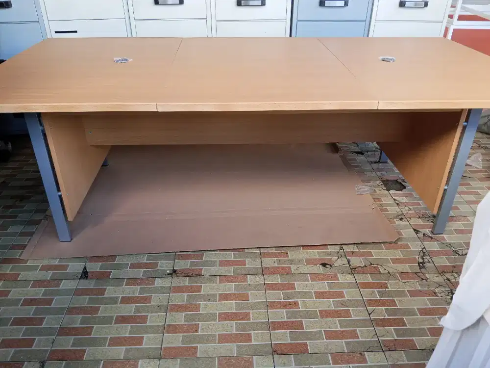 Meja meeting rangka besi