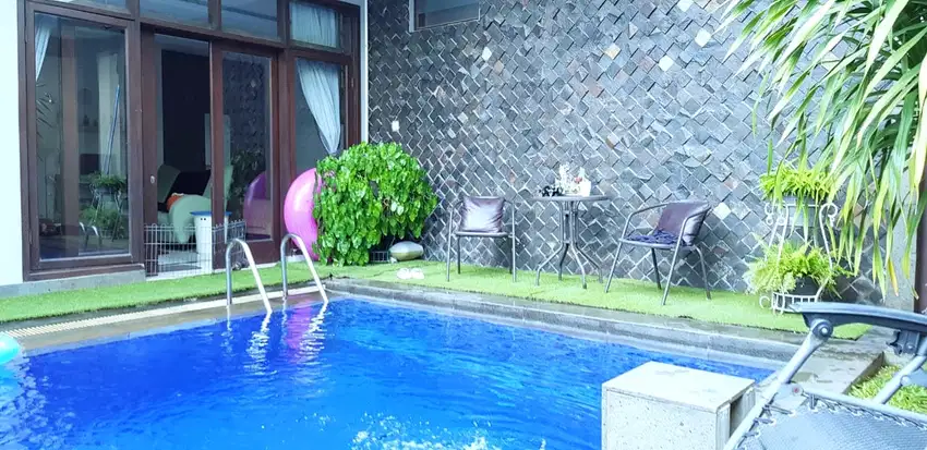 Rumah Mewah Hook di Jakarta Selatan Siap Huni Swimming Pool