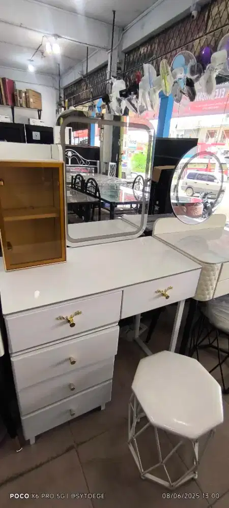 Meja rias minimalis wanita