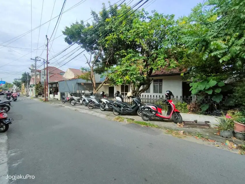 Tanah dan bangunan pinggir jalan aspal area kampus UGM UNY