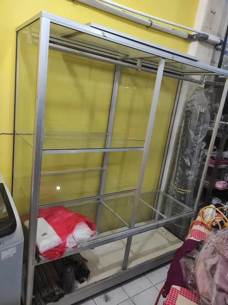 Lemari baju kaca gantungan ukuran besar