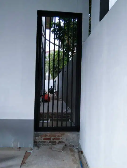 Pintu besi minimalis